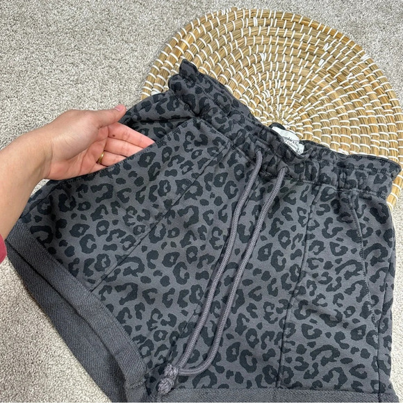 Abercrombie & Fitch Cheetah Animal Print Paperbag Cloud Sweat Shorts Size XS - Picture 5 of 11